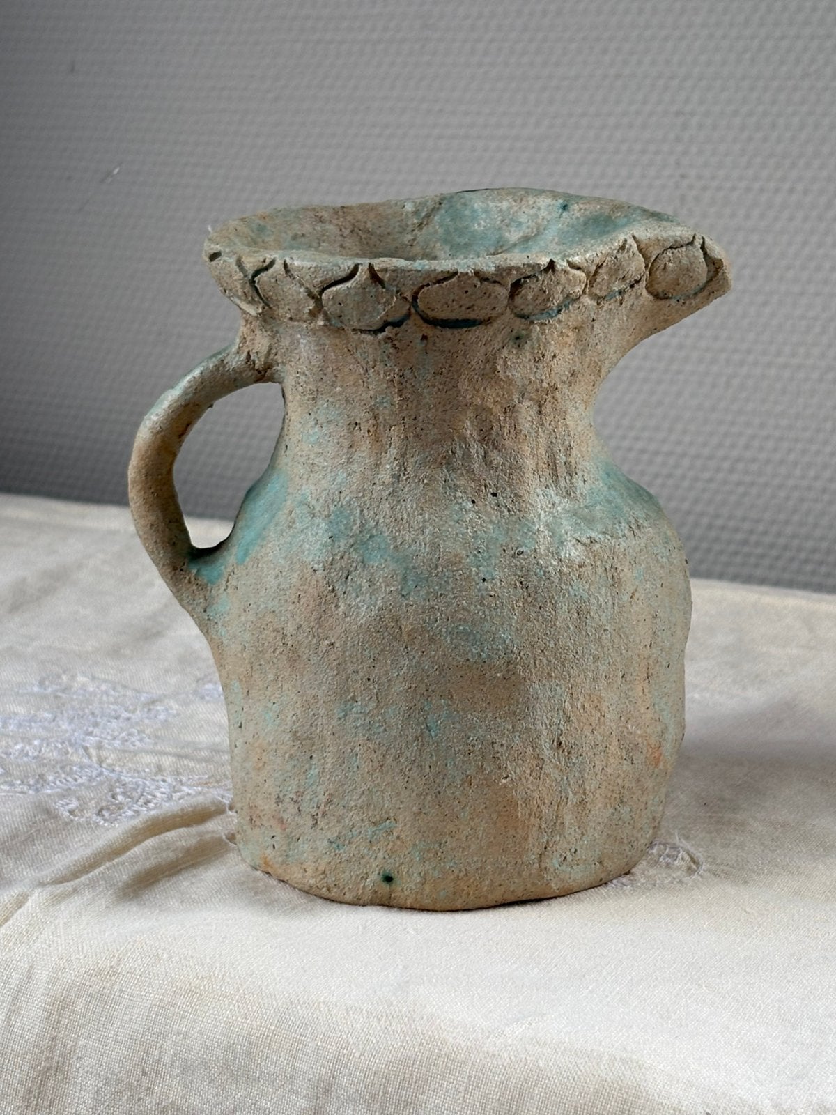 Vintage chamotte kan met greep | beige | azuurblauw, Beige, 16 cm, Met patroon/structuur, Ophalen of Verzenden