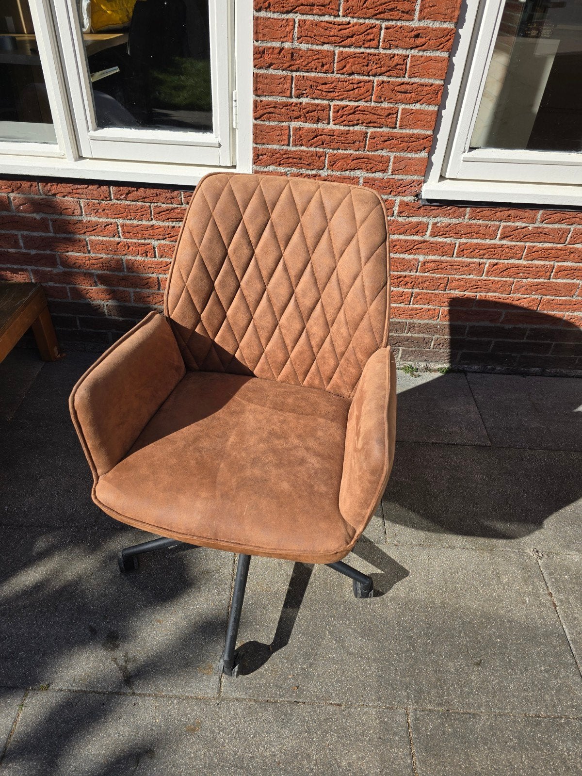 Comfortabele Bruine Bureaustoel met Wieltjes, Ophalen, Bruin, Modern, comfortabel, met ruitpatroon, Zo goed als nieuw