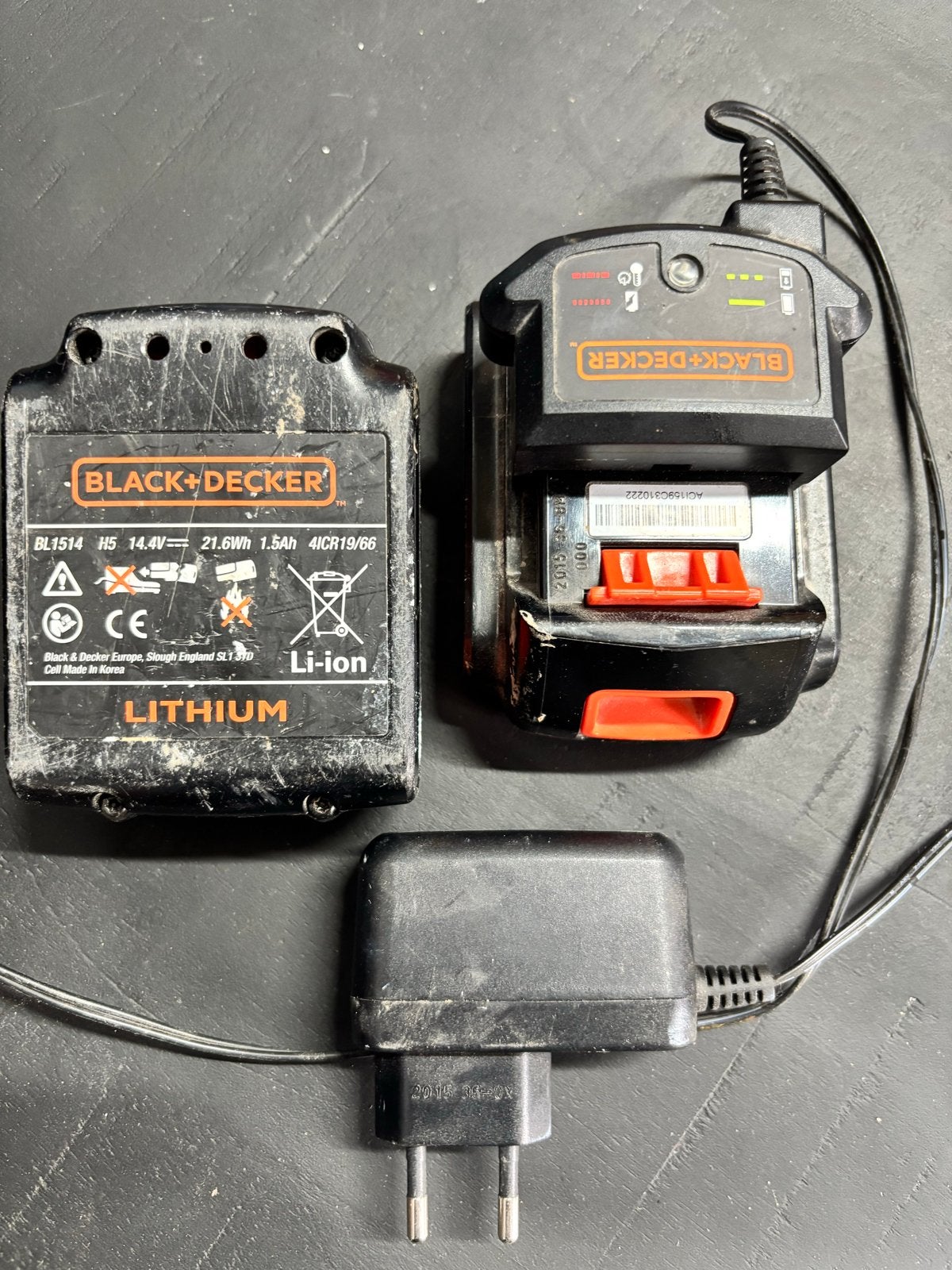 2 stuks Black+Decker 14.4V Li-ion Accu met Lader, Ophalen of Verzenden, Gebruikt
