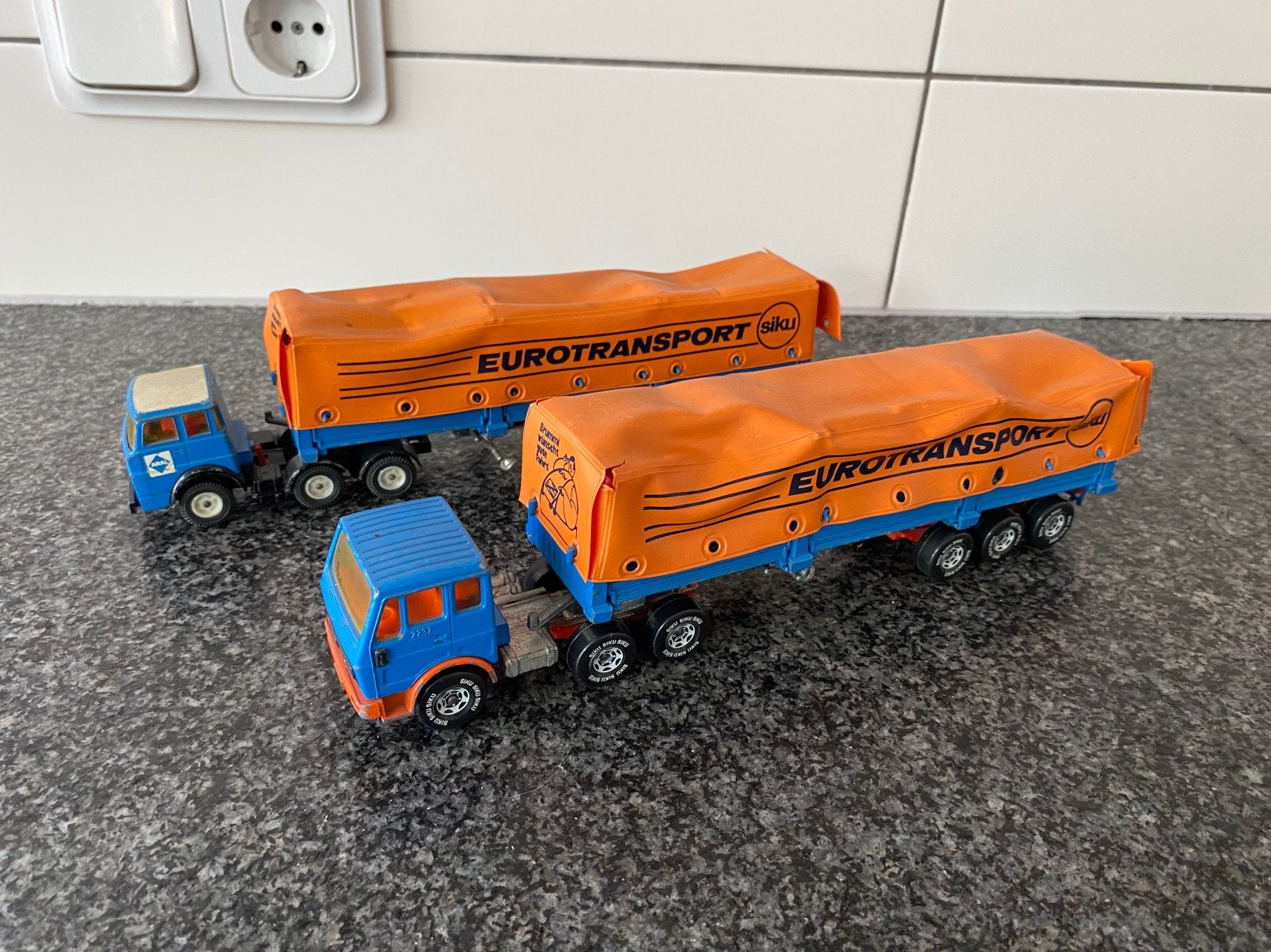 Siku Mercedes =-Benz 2232 vrachtwagen met oplegger 1:55, Ophalen of Verzenden, Gebruikt, Bus of Vrachtwagen