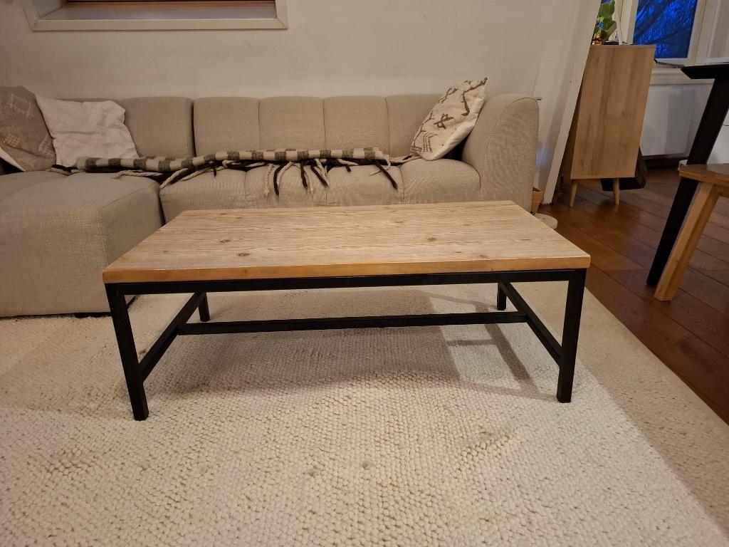 Salontafel - Black metal frame with solid pine wood top, Huis en Inrichting, Ophalen, 50 tot 100 cm, 50 tot 100 cm, Zo goed als nieuw