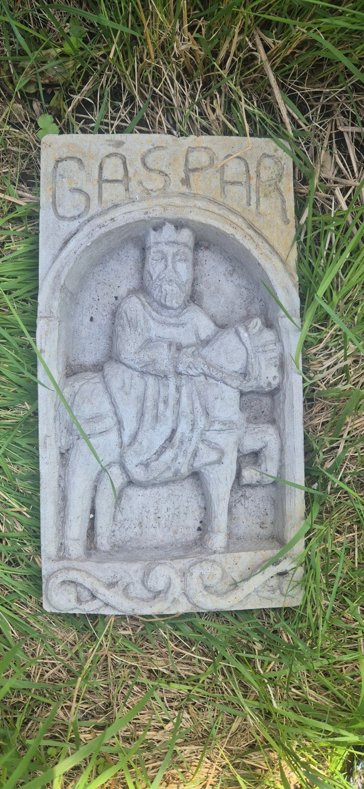 Tuinbeeld Gaspar - Beton Steen voor aan de muur. VINTAGE, Tuin en Terras, Tuinbeelden, Ophalen, Gebruikt, Beton, Mensenbeeld
