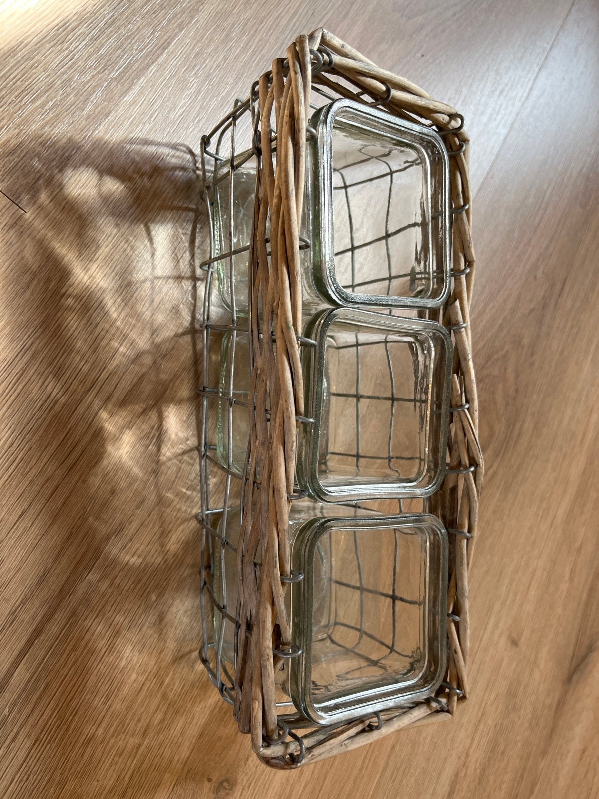 Decoratieve mand met glazen potjes, Ophalen, Gebruikt, Landelijk, Natuurlijk materiaal
