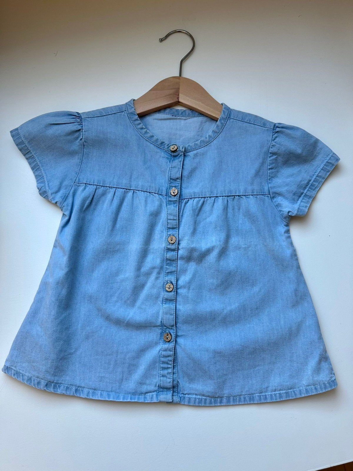 Super lief heel zacht lichtblauw bloesje ZARA  nieuwst mt 92, Meisje, Overhemd of Blouse, Ophalen of Verzenden, Zo goed als nieuw