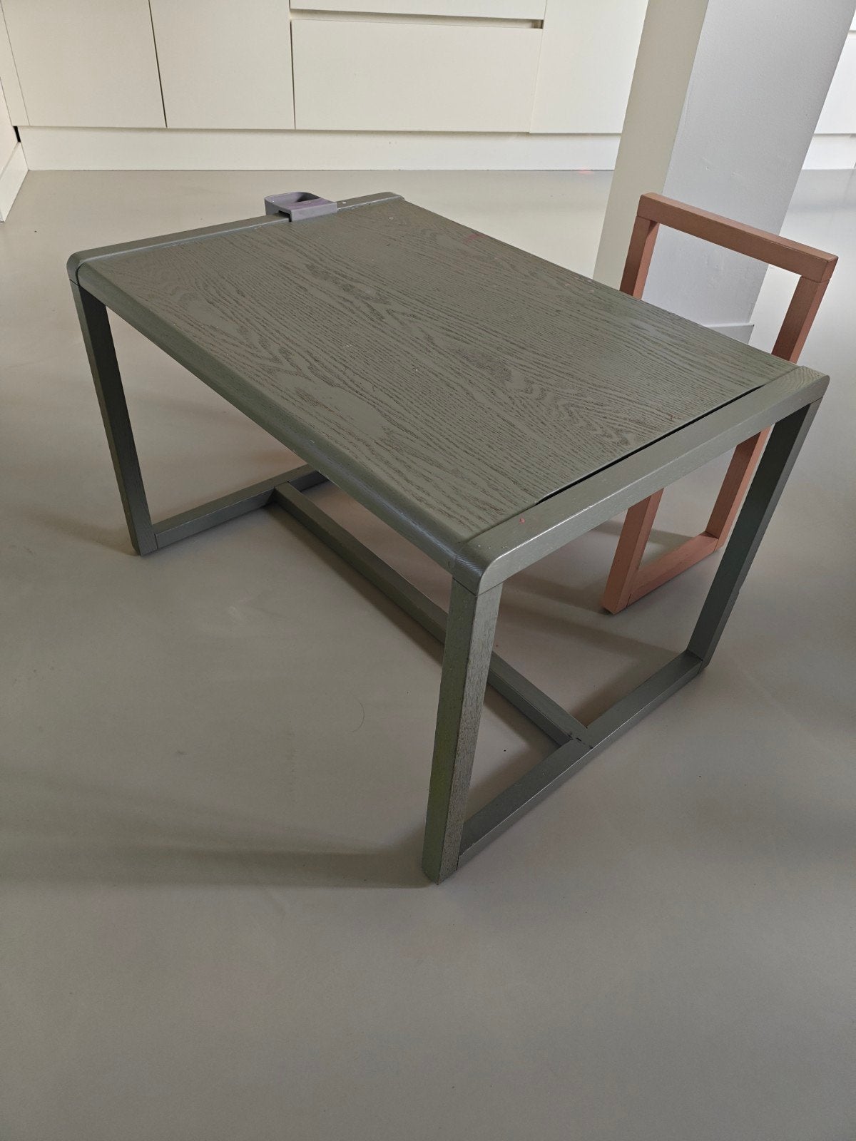 Bureau en stoel voor kinderen - Firm Living, Ophalen, Gebruikt, Modern, Speels, Hout