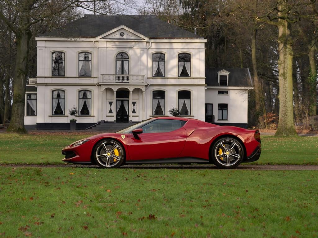 Ferrari 296 GTB 3.0 V6 | Rosso Mugello | Daytona Racing Seat, Achterwielaandrijving, Gebruikt, Parkeersensor, 16 km/l
