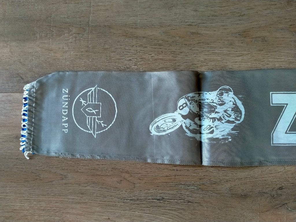 Foto 2 van Zundapp motor motoren merk vintage logo sjaaltje sjaal 3