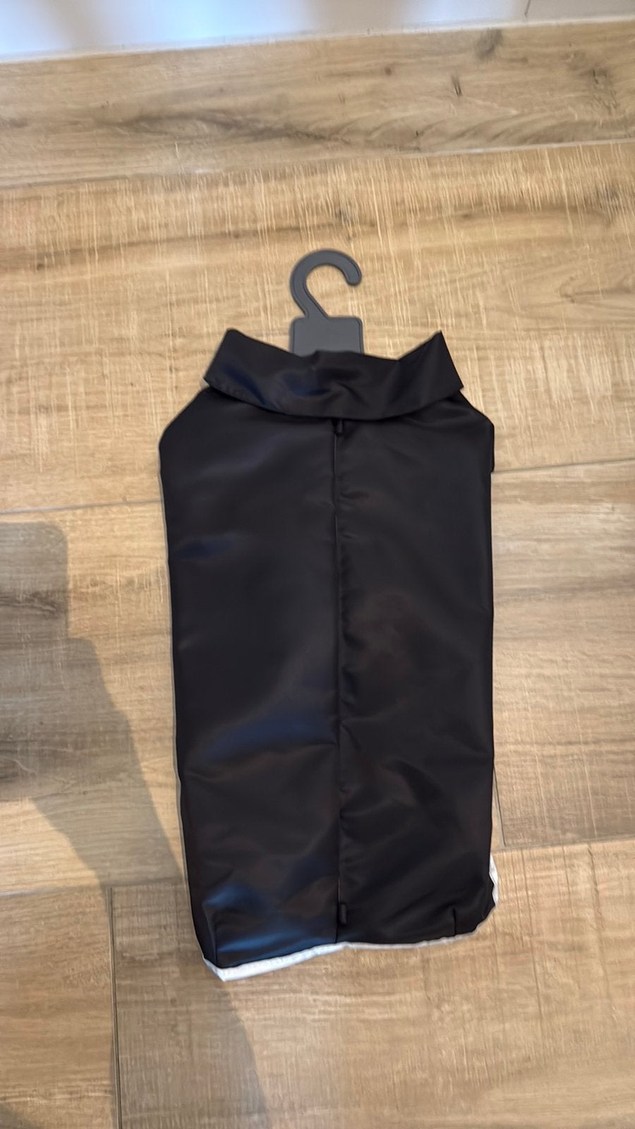 Regenjasje zwart 44 cm nieuw, Dieren en Toebehoren, Ophalen of Verzenden, Zo goed als nieuw, Hondenjas