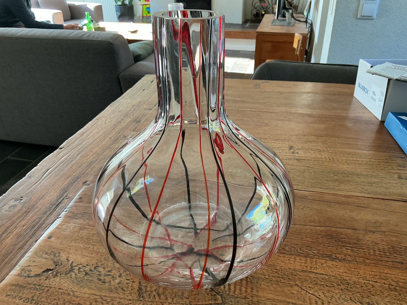 Vintage handgeblazen glazen vaas met rode en zwarte draden, Ophalen of Verzenden
