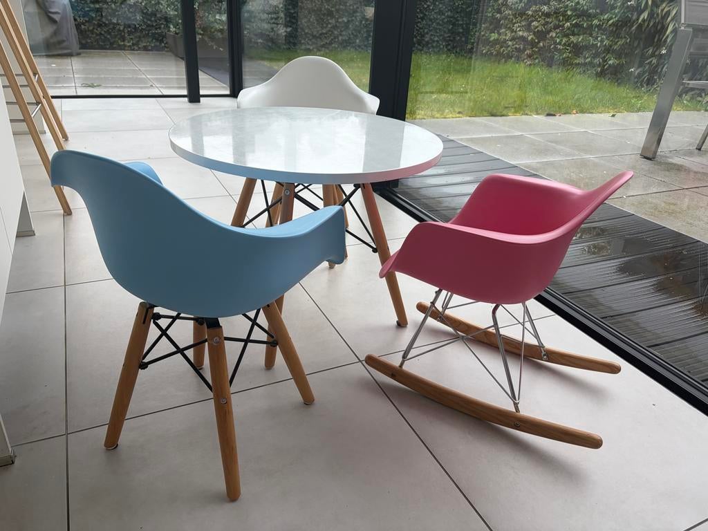 Kinderstoelen (roze, wit, blauw) met tafel Eames stijl, Ophalen, Gebruikt, Overige typen