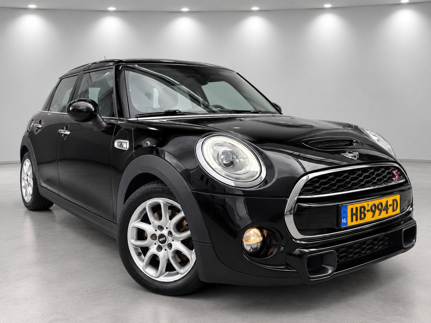Mini 5-Deurs 2.0 Cooper S Serious Business [Keyless | Leder, Gebruikt, Zwart, Bedrijf, 19 km/l