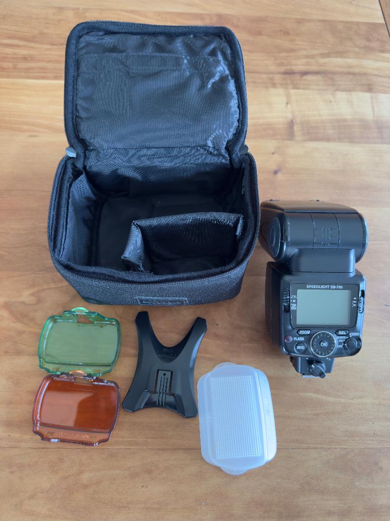 NIKON SB700 Flitser + Klasse A Batterijen., Ophalen of Verzenden, Zo goed als nieuw, Nikon, Kantelbaar