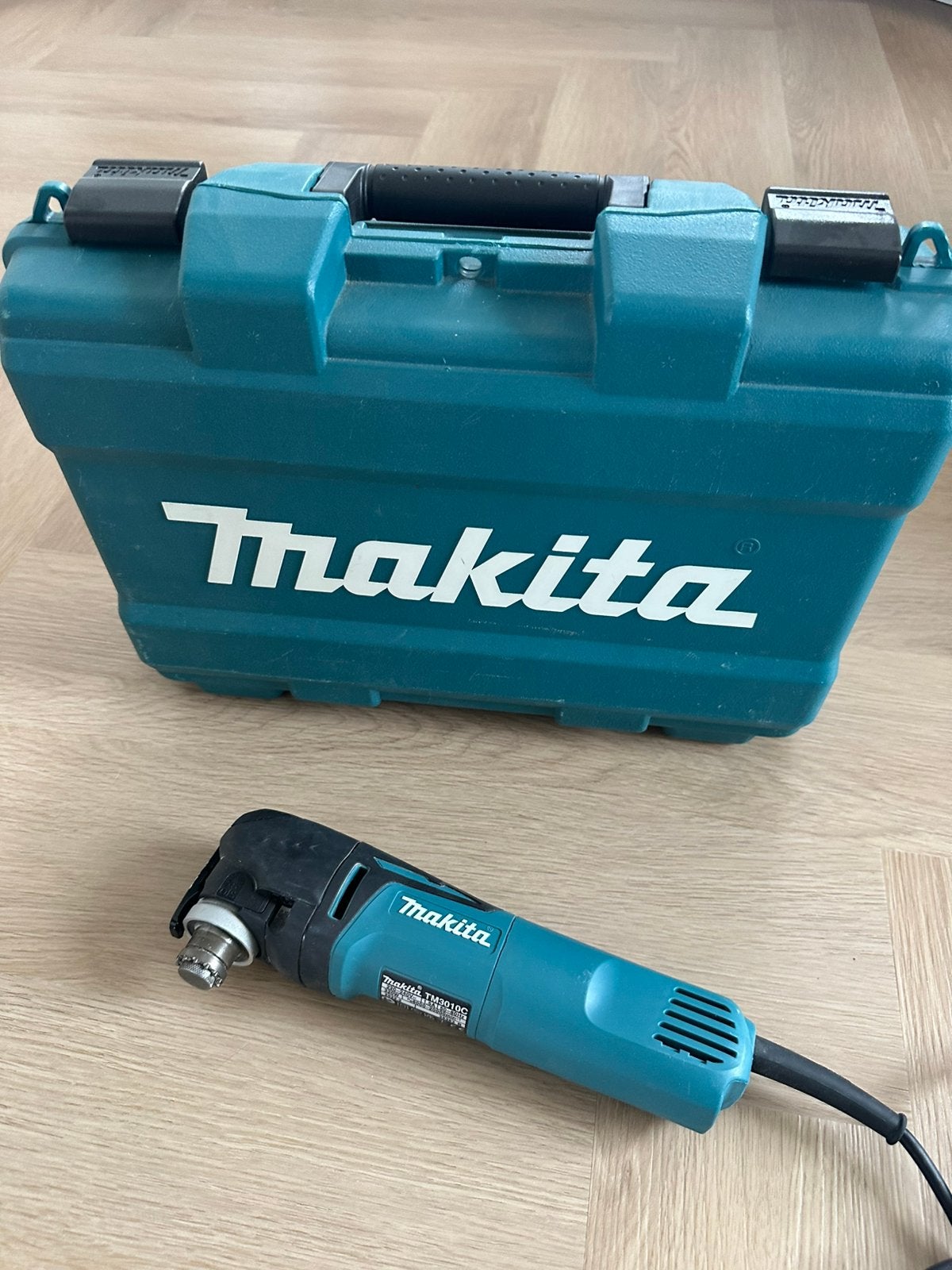 Makita TM3010C Multitool 320W + koffer – Easy Click, Ophalen of Verzenden, Zo goed als nieuw, Haakse handslijpmachine
