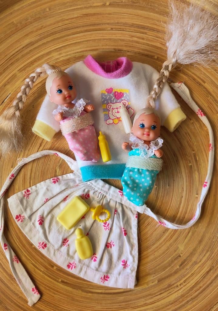 BARBIE  BABYSITTER 👶Truitje met tweeling 👶 MATTEL Vintage, Ophalen of Verzenden, Gebruikt, Barbie