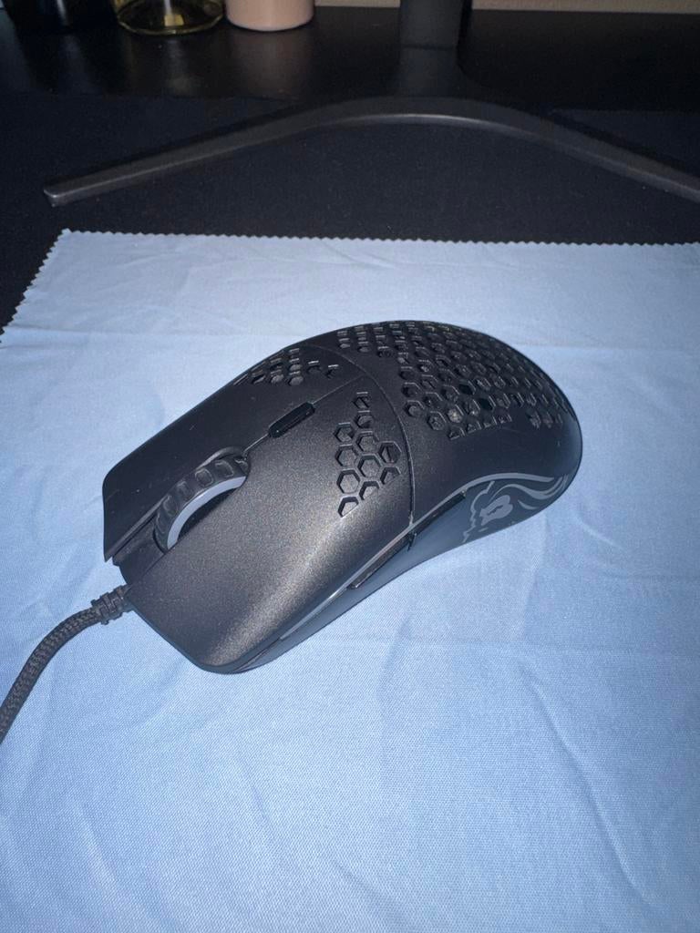 Glorious Model O Gaming Muis - Lichtgewicht en Gebruikt, Computers en Software, Muizen, Gebruikt, Muis, Bedraad, Gaming muis, Ophalen of Verzenden