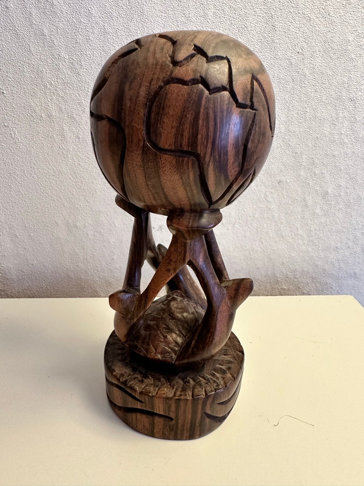 Massief houtgesneden beeld - Wereldbol met dolfijnen, Minder dan 20 cm, Ophalen of Verzenden, Handgemaakt, Zeeleven