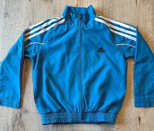 Zomer jas van Adidas, , maat 104 zgan (N842), Adidas, Ophalen of Verzenden, Zo goed als nieuw, Jongen