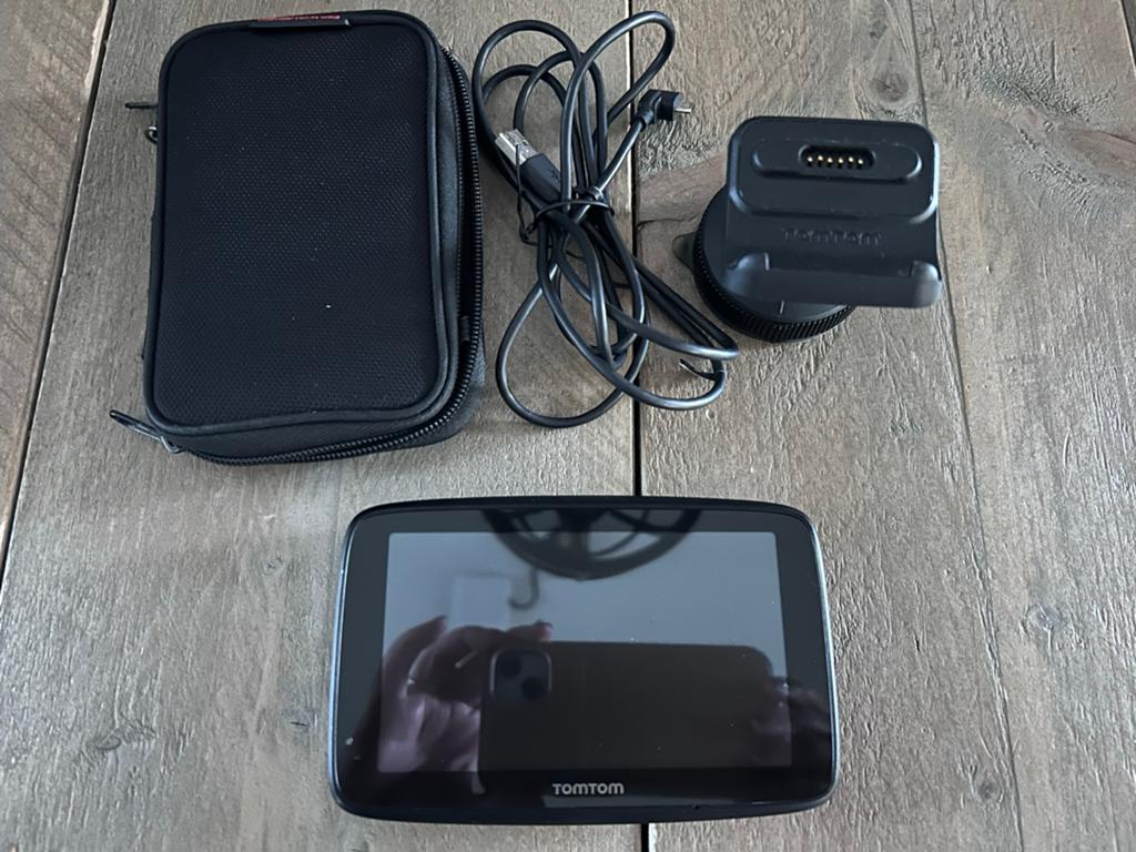 TomTom GO Essential 5 inch navigatiesysteem, Ophalen of Verzenden, Gebruikt