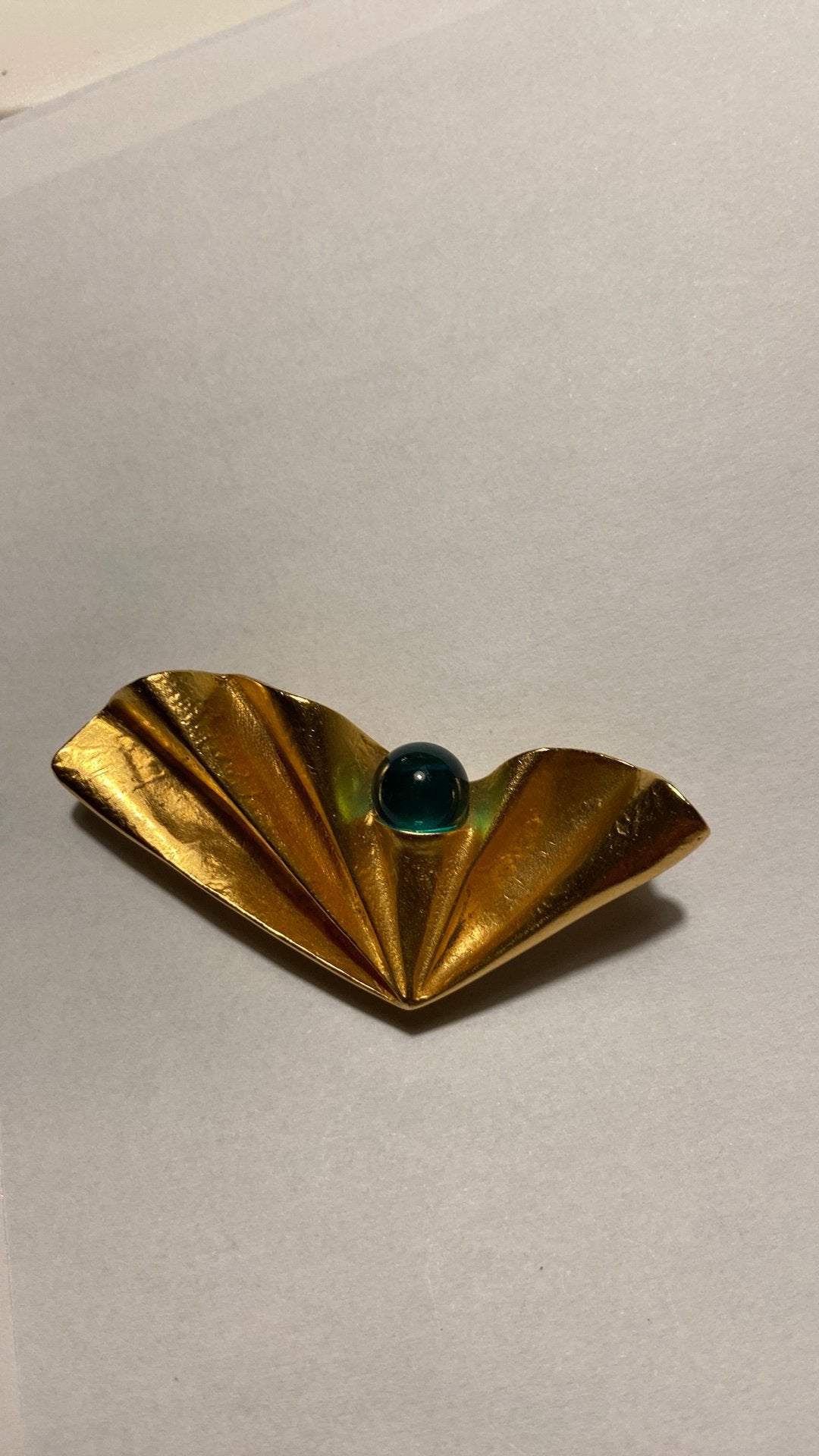 Waaierbroche met groene smaragd goudverguld., Ophalen of Verzenden, Goud, Broche, Verguld