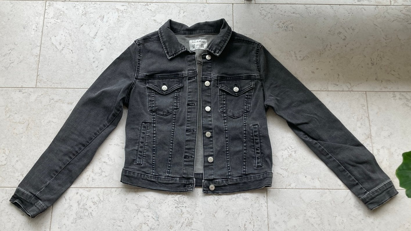 Pull & Bear zwart / grijs denim spijker jasje, maat M 38, Kleding | Dames, Jassen | Zomer, Ophalen of Verzenden, Zo goed als nieuw