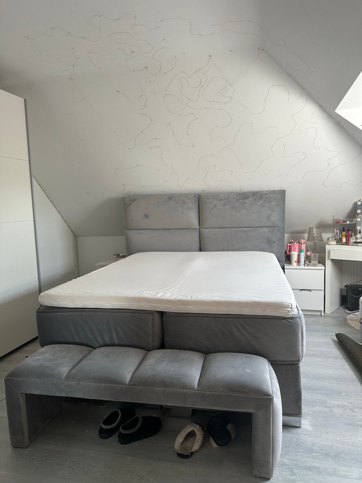 Grijze Boxspring met Topper, Hoofdbord en Bankje