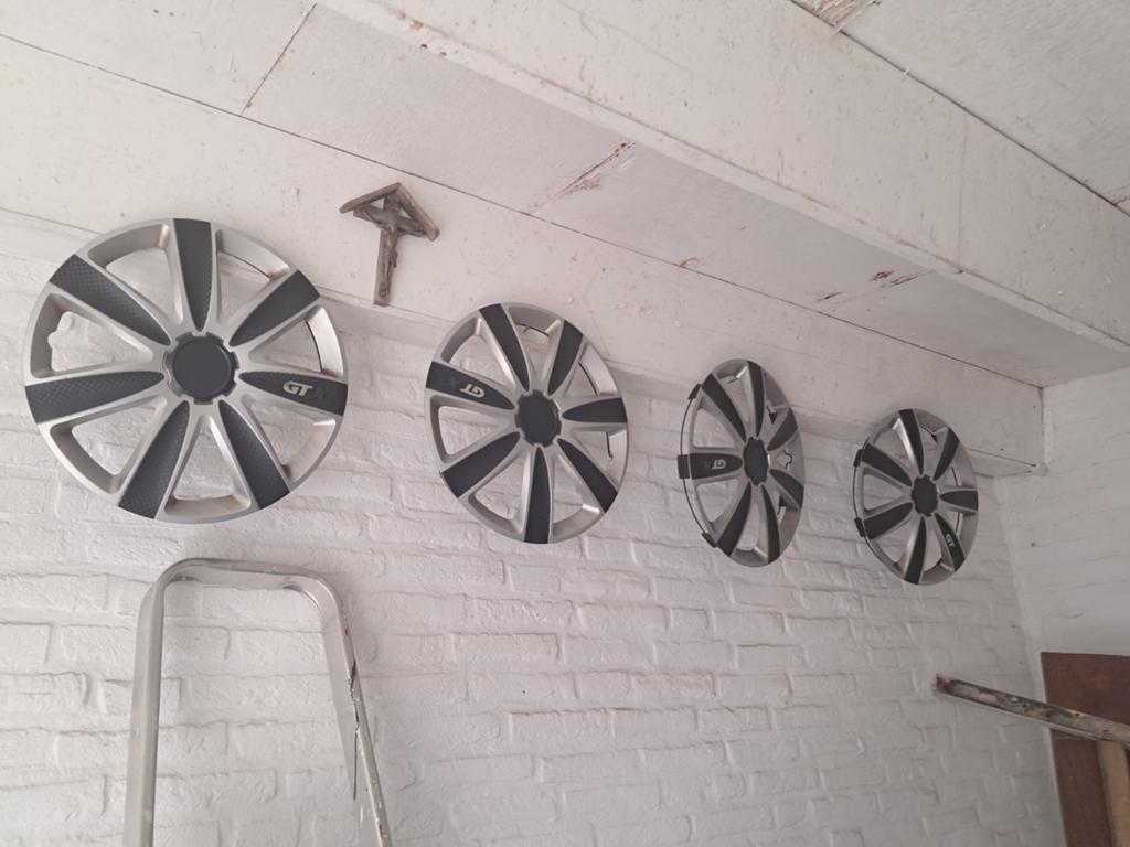Wieldoppen. Zien er netjes uit. 15 inch, Ophalen