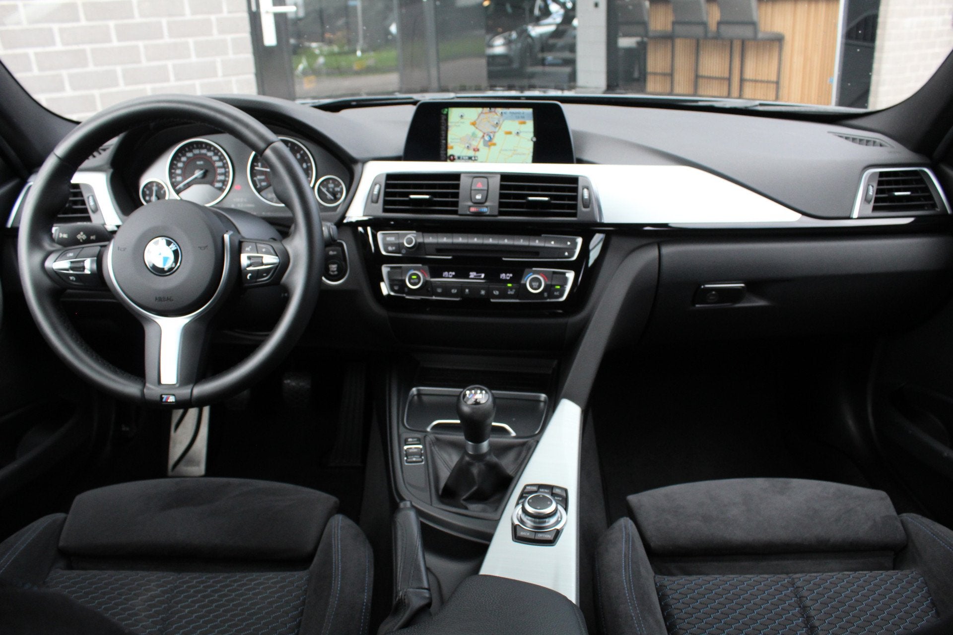 BMW 3-serie 320i M Sport / 18" LMV / Clima / Trekhaak / N.A., Auto's, 1998 cc, Achterwielaandrijving, Gebruikt, 4 cilinders