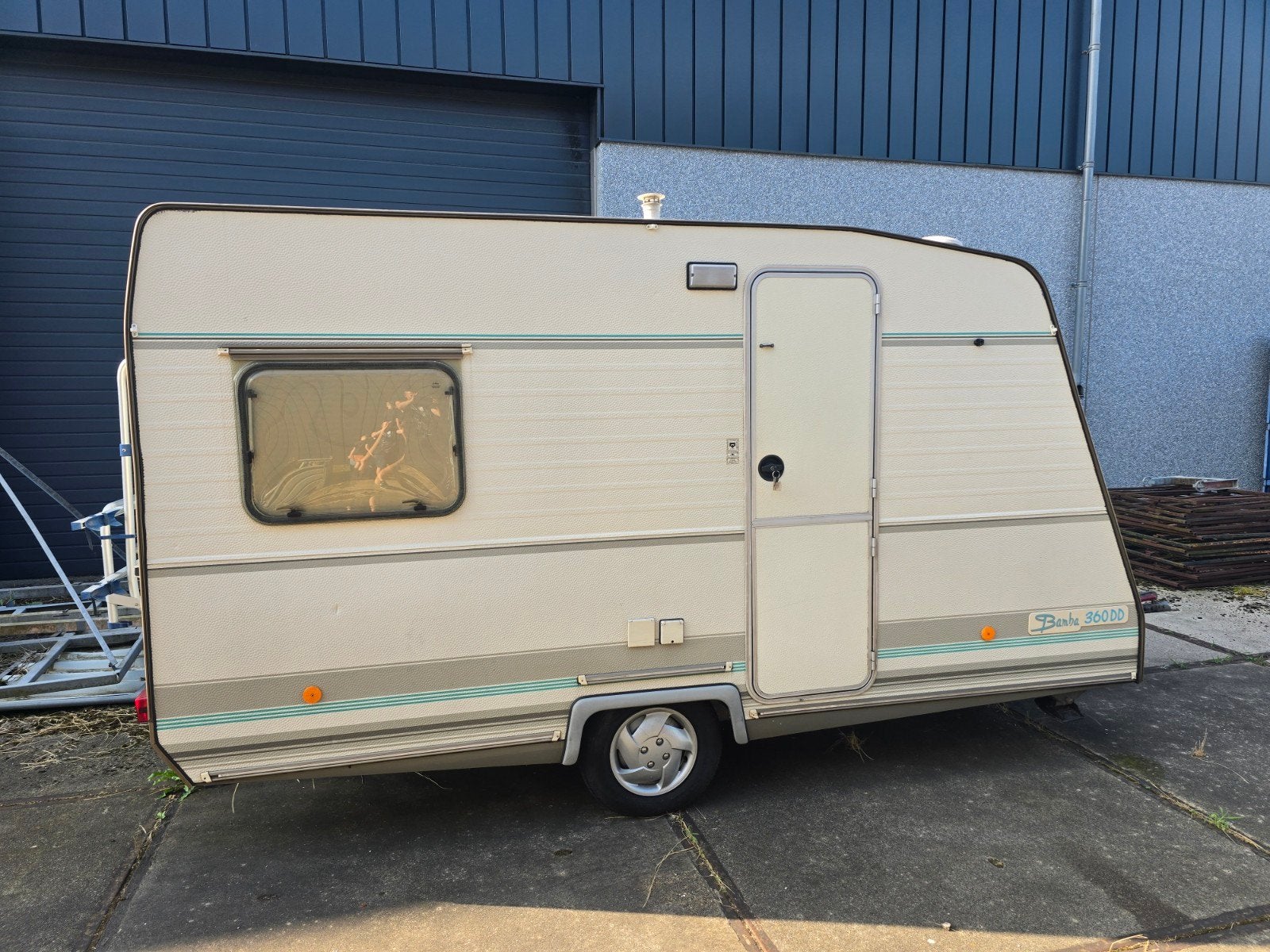 Mooie Caravelair Bamba 360 BB met voortent en luifels, Treinzit, Particulier, 500 - 750 kg, Luifel