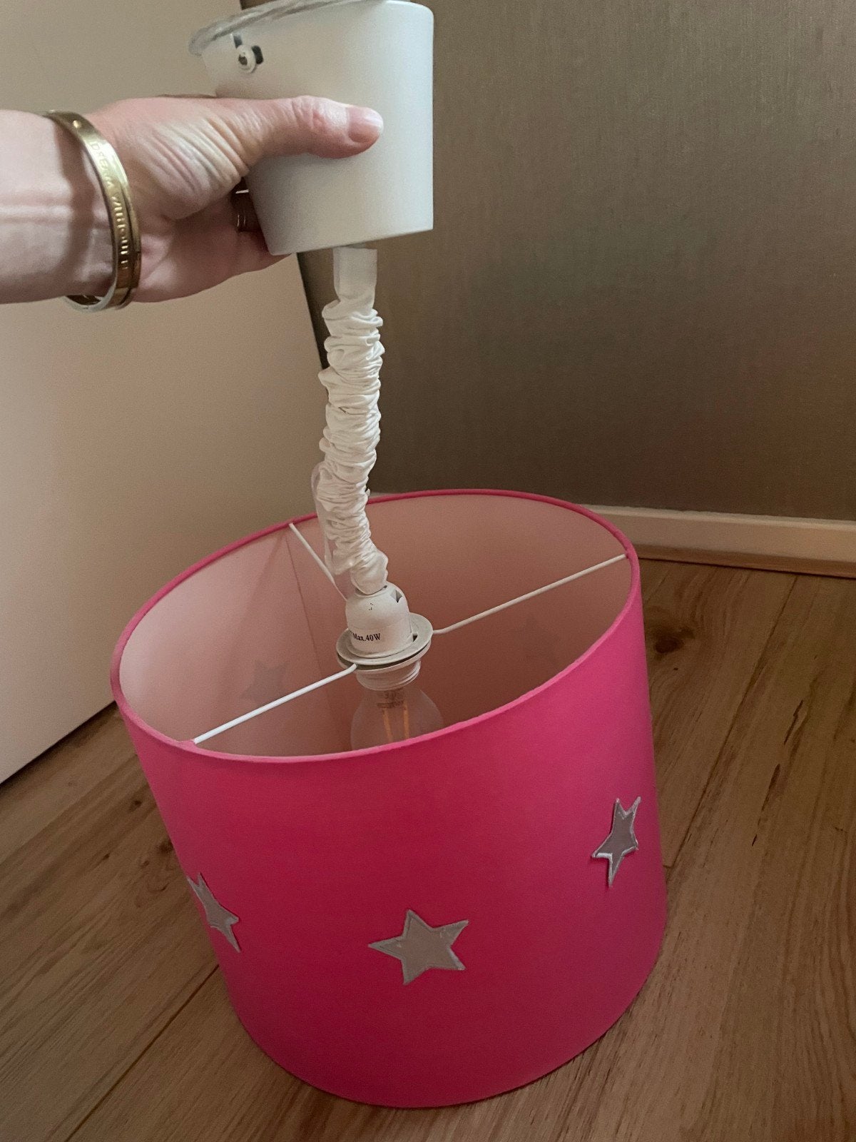 hanglamp roze met zilveren sterren, Huis en Inrichting, Lampen | Lampenkappen, Hanglamp, Rond, Ophalen of Verzenden, Zo goed als nieuw