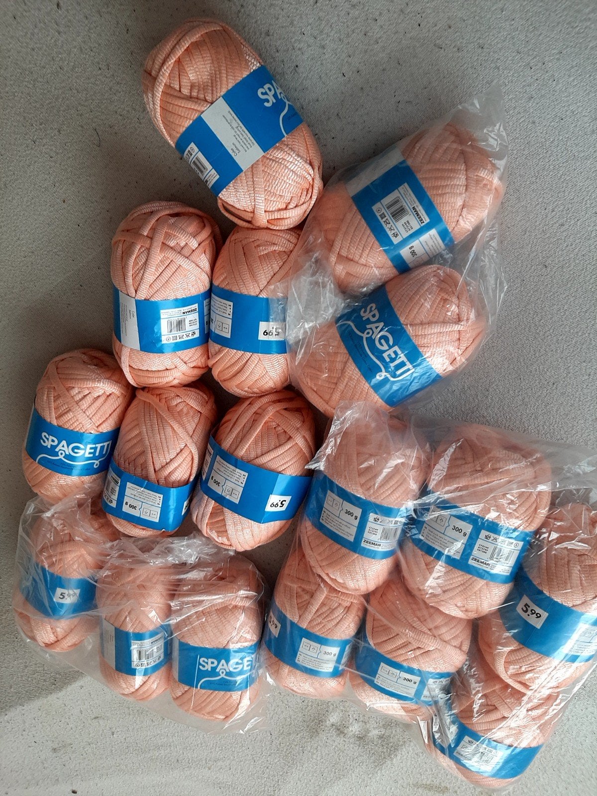 Zeeman Spagetti Garen - Zalmkoraal (17 bollen), Hobby en Vrije tijd, Ophalen of Verzenden, Nieuw, Breien of Haken, Wol of Garen