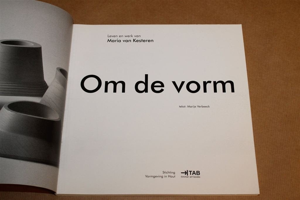 Om de Vorm — Houtdraaister Maria van Kesteren Gesigneerd, Boeken, Ophalen of Verzenden, Zo goed als nieuw