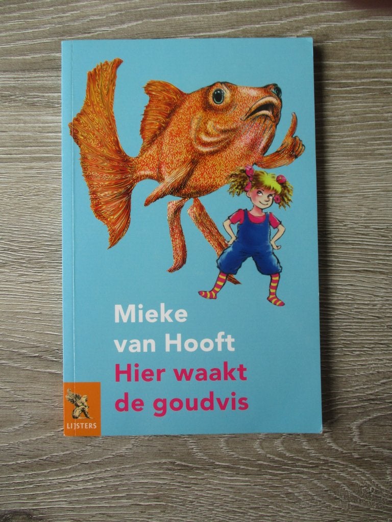 Hier waakt de goudvis - Mieke van Hooft, Ophalen of Verzenden, Gelezen, Fictie algemeen