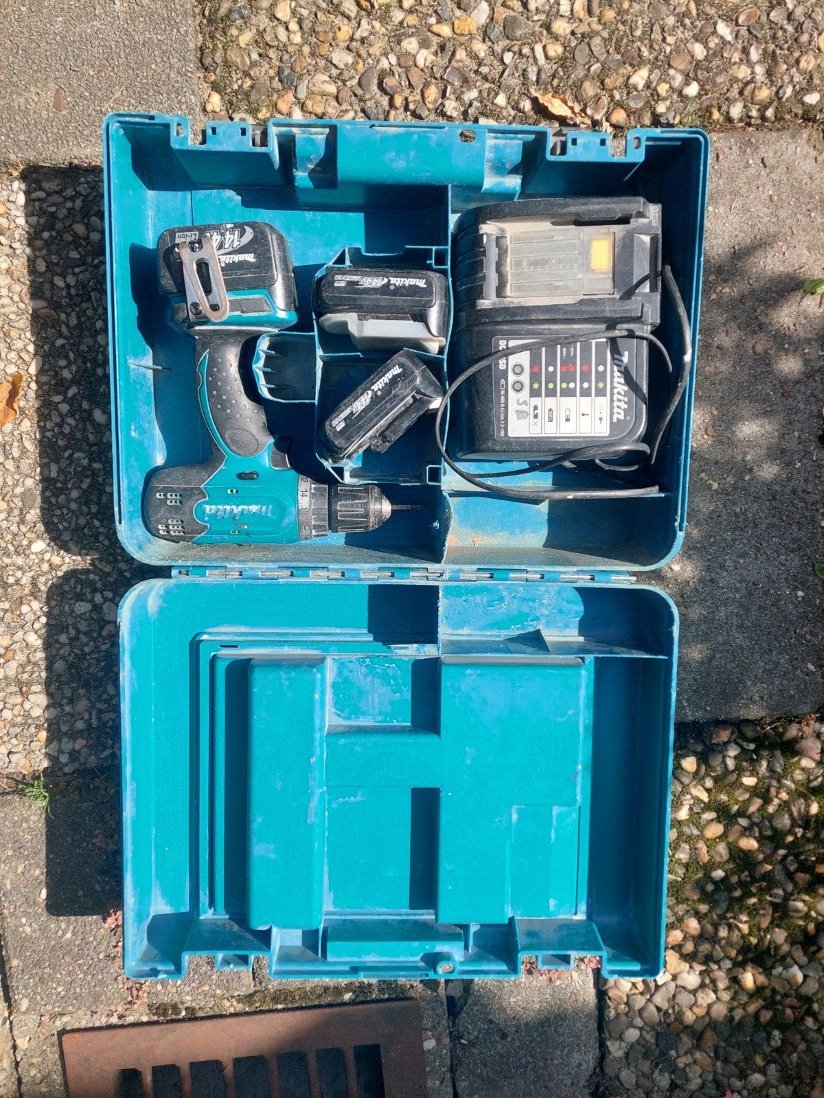 Makita Boor-/Schroefmachine 14,4V met 3 accu's en koffer, Ophalen of Verzenden