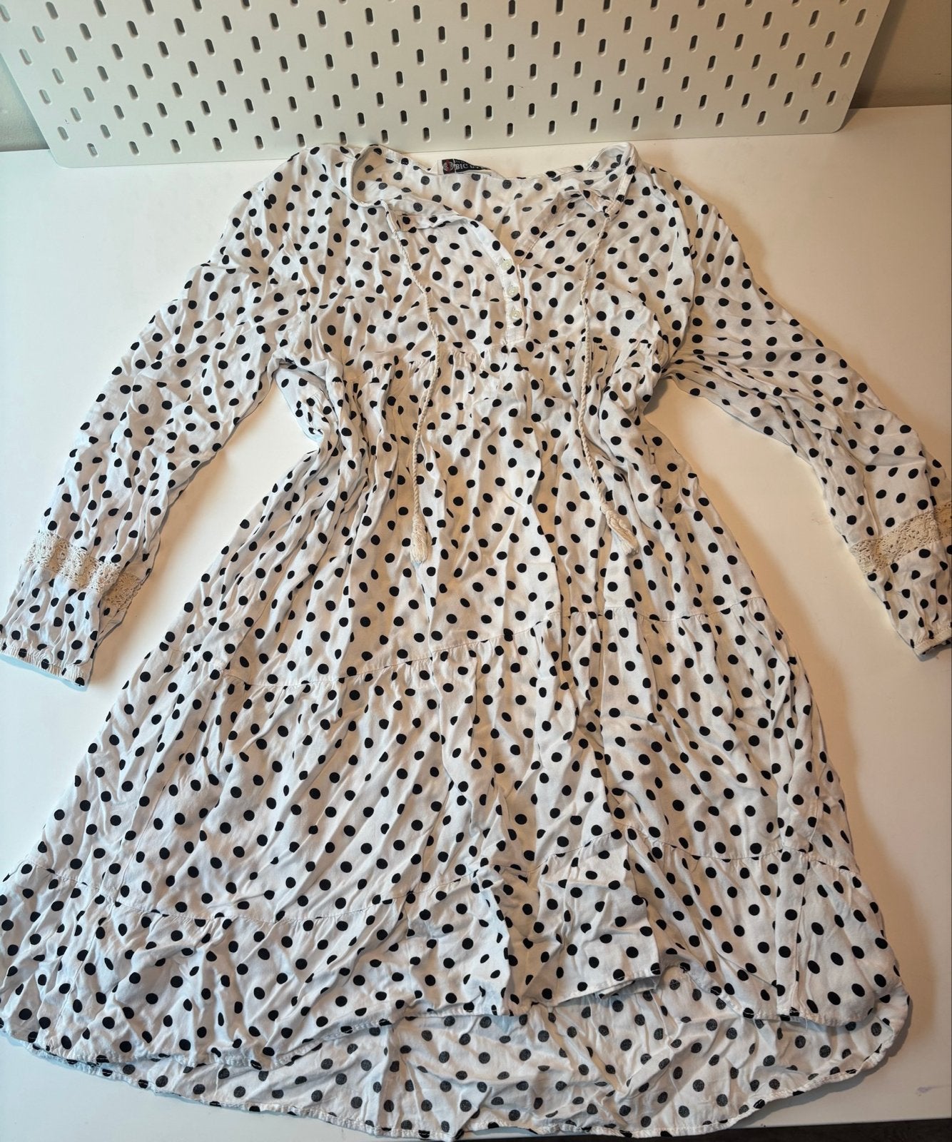 Witte jurk met zwarte stippen en kanten mouwen, Kleding | Dames, Maat 38/40 (M), Wit, Ophalen of Verzenden, Zo goed als nieuw
