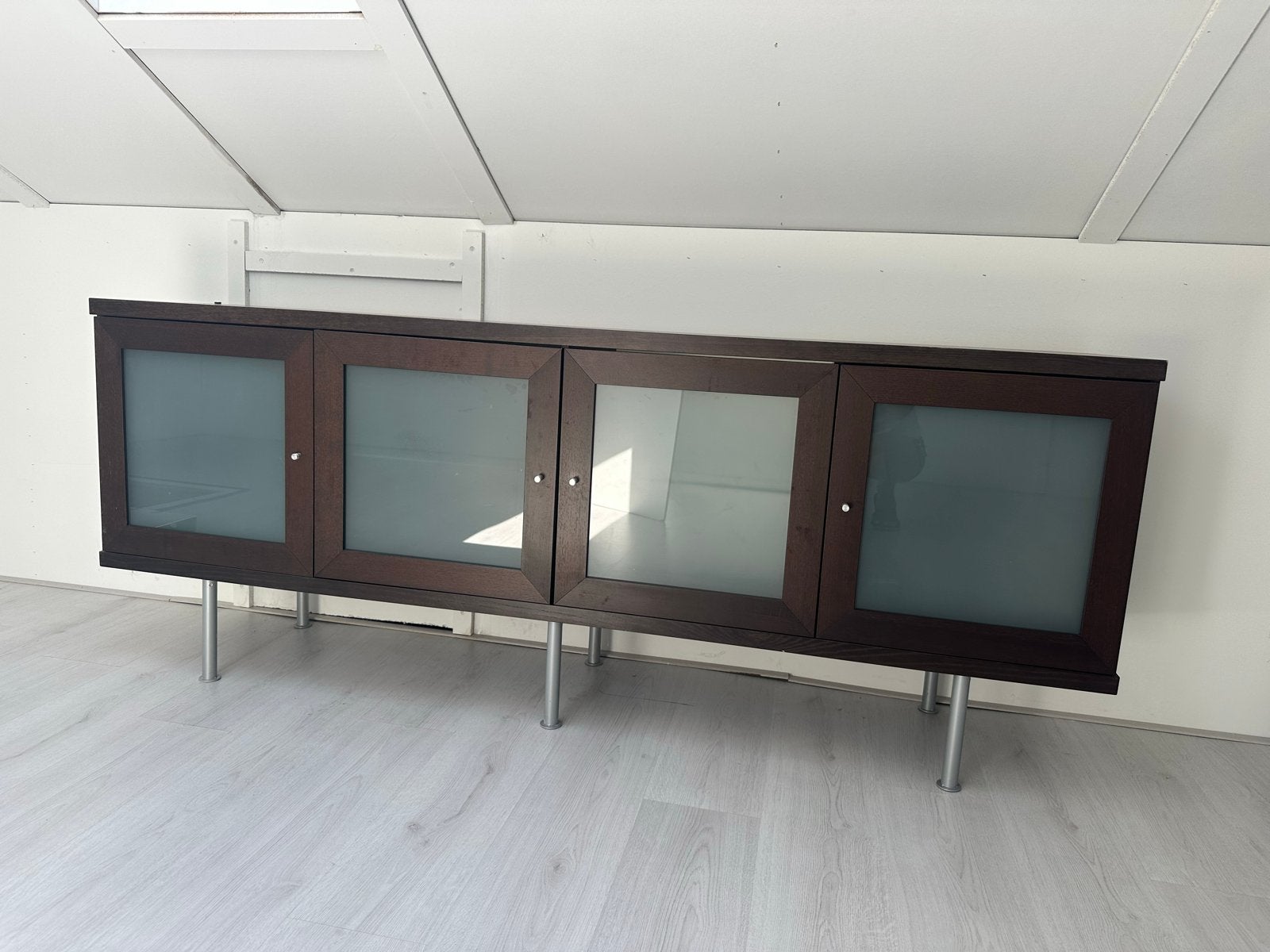 Donkerbruin dressoir met melkglas deuren en planken, Ophalen, Gebruikt, 150 tot 200 cm, 25 tot 50 cm
