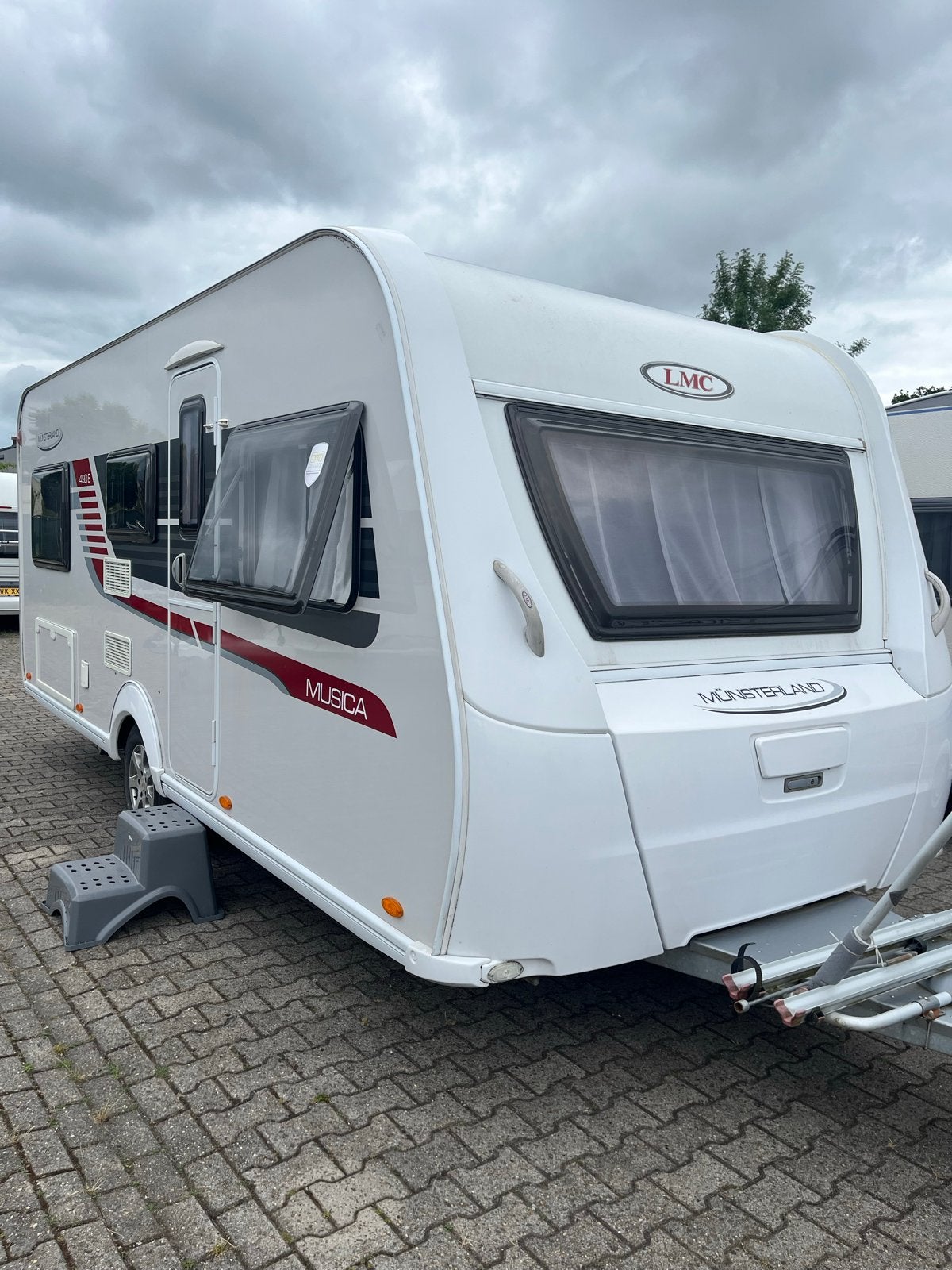 LMC Musica 490 E - enkele bedden en Luchtvoortent!, Caravans en Kamperen, Rondzit, Bedrijf, 5 tot 6 meter, Tot en met 4