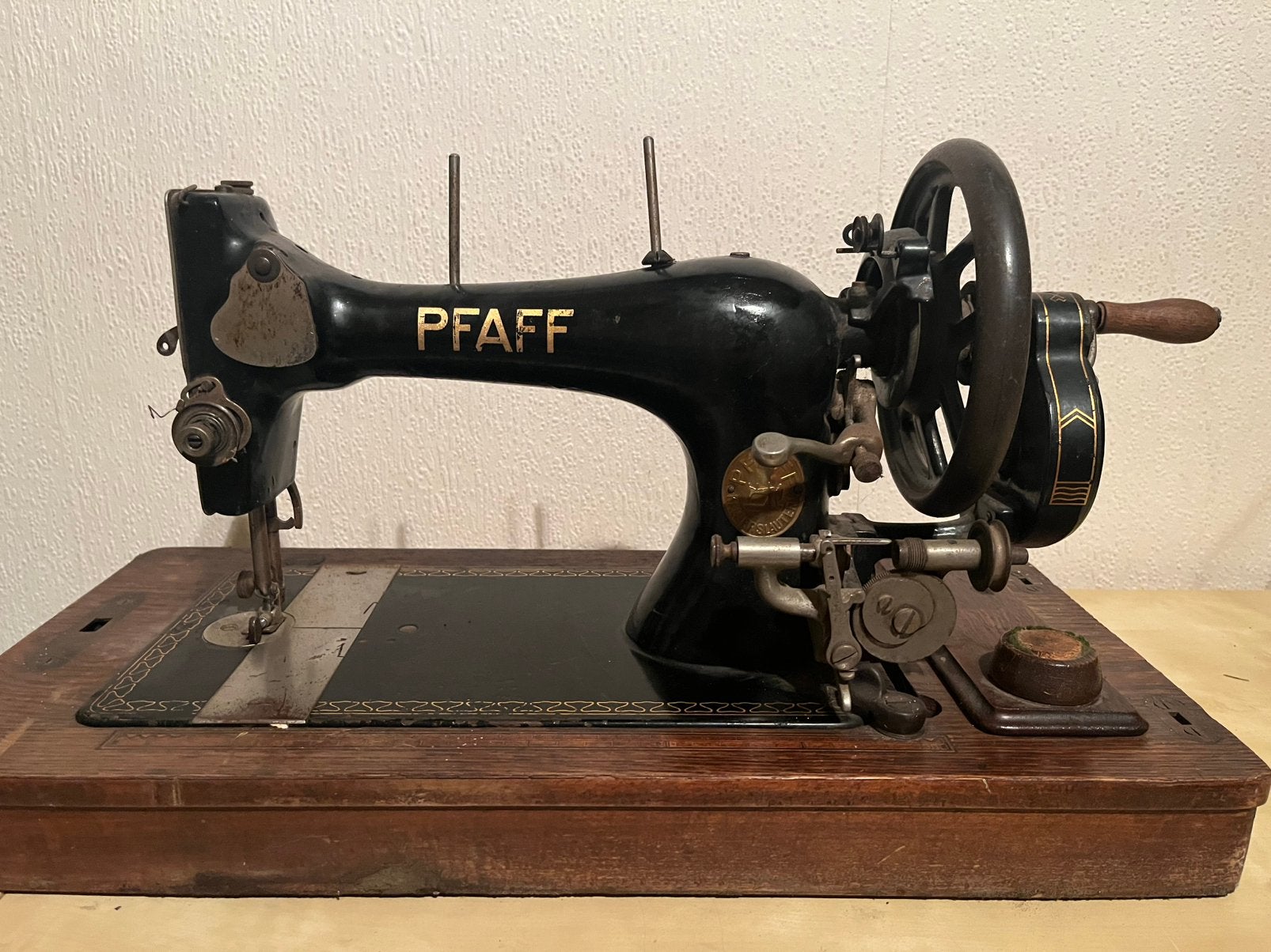 Antieke PFAFF 11 Naaimachine met houten kap, Ophalen