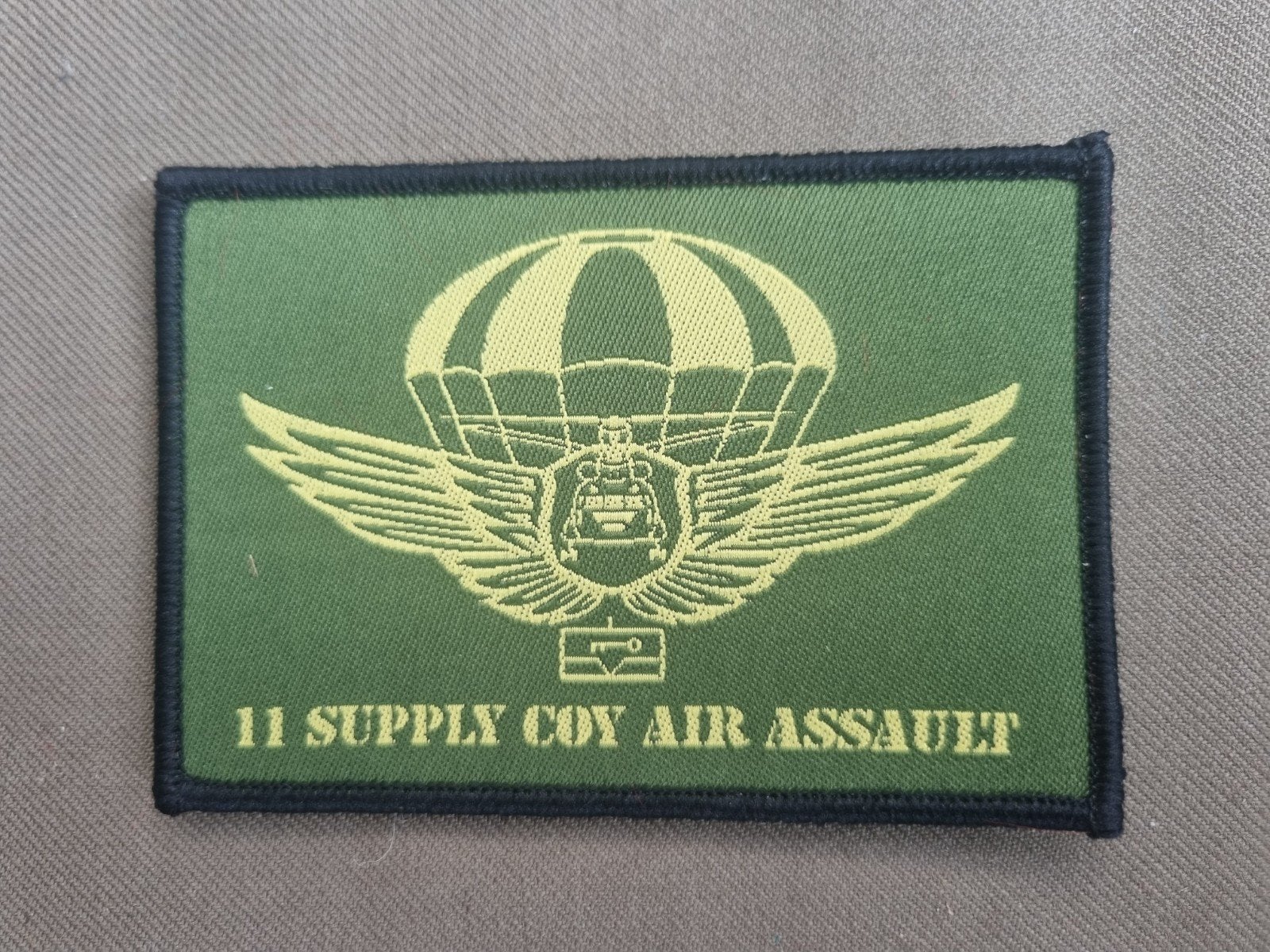 badge 11 supply coy air assault, Verzamelen, Ophalen of Verzenden, Landmacht, Nederland, Embleem of Badge