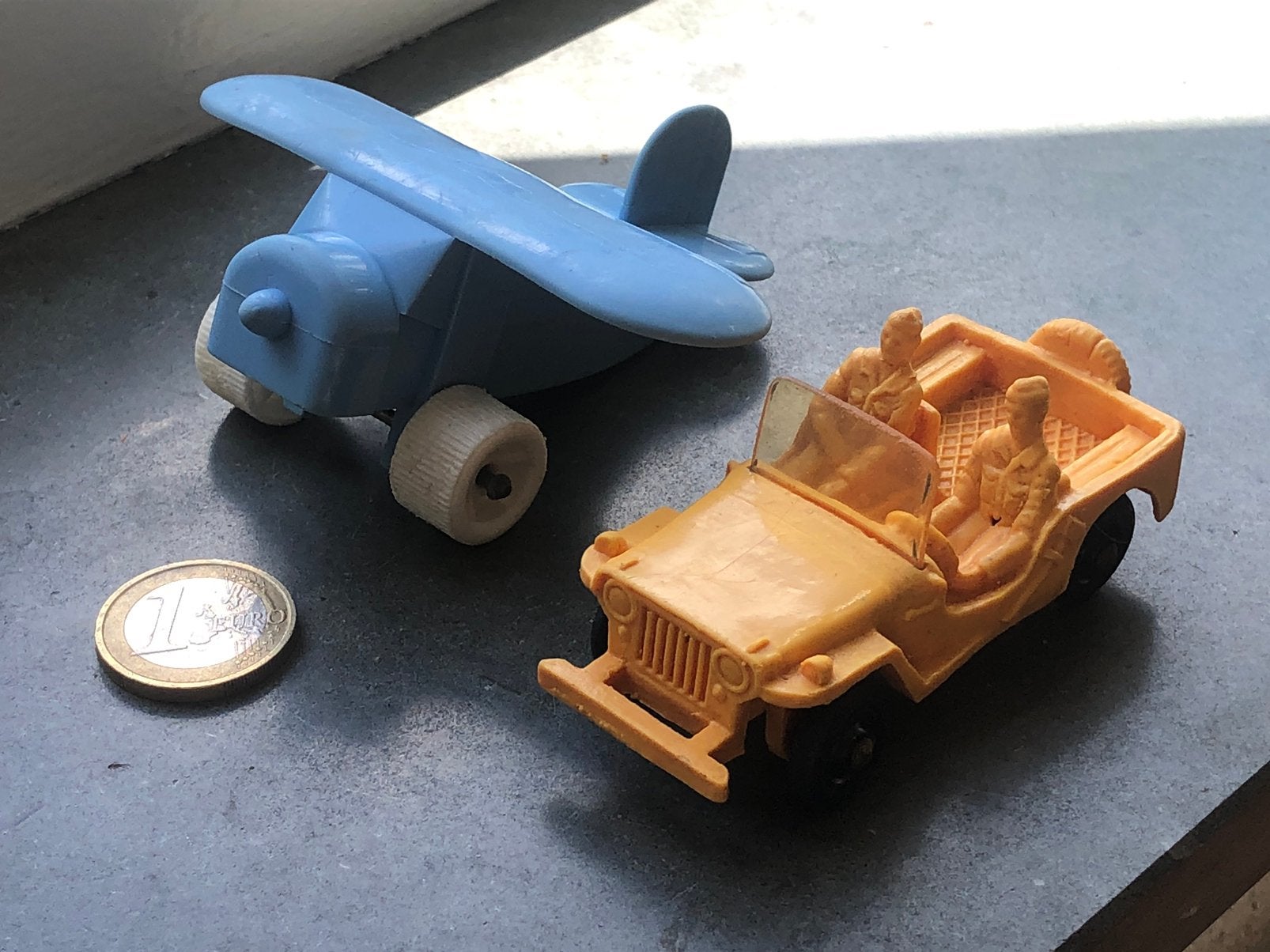 Jeep TOMTE LAERDAL & Vliegtuigje VIKINGPLAST SWEDEN, Ophalen of Verzenden, Gebruikt
