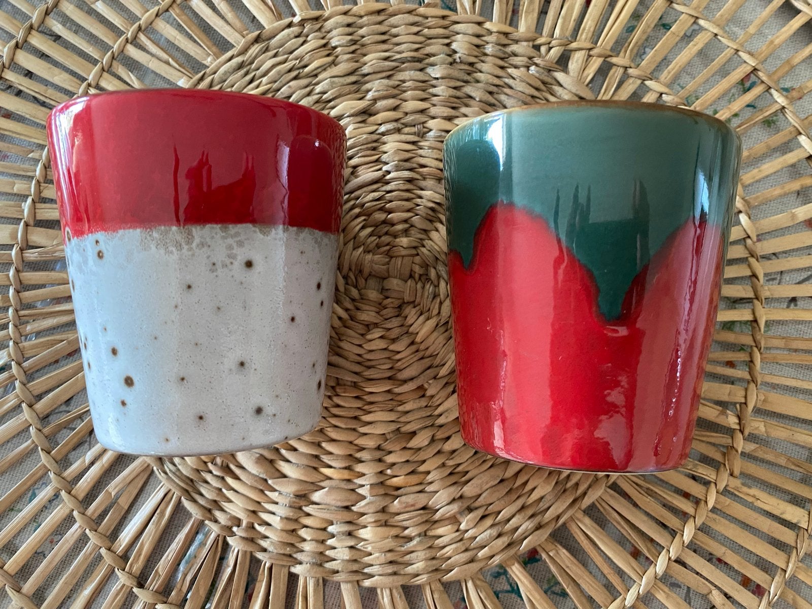 2 HK living mokken 70’s drip serie christmas t(r)ee serie, Gebruikt, Keramiek, Modern, Mok