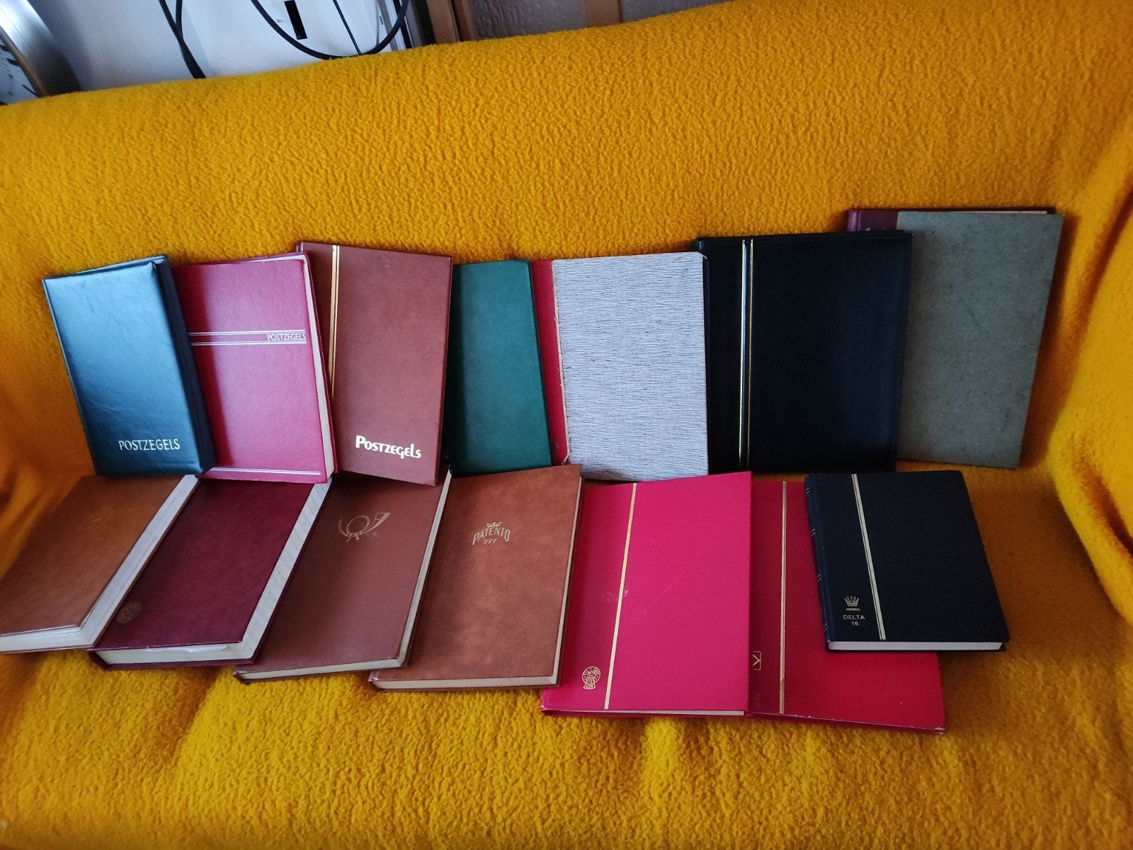 Doos vol boeken met postzegels, Ophalen, Nederland en Buitenland
