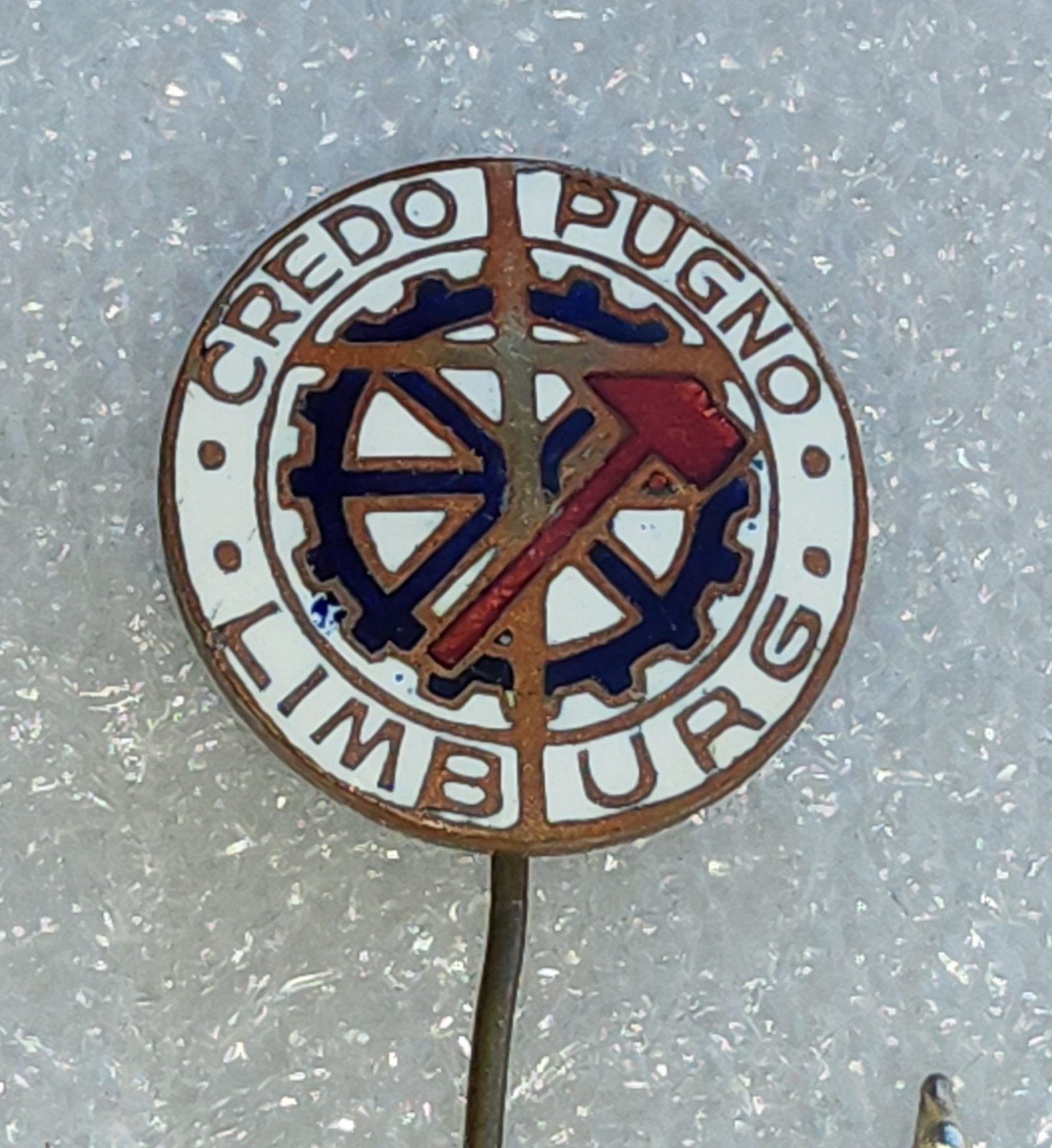 KAB Emaille Speld "Credo Pugno Limburg" (ca. 1954), Ophalen of Verzenden, Gebruikt, Overige onderwerpen, Speldje of Pin