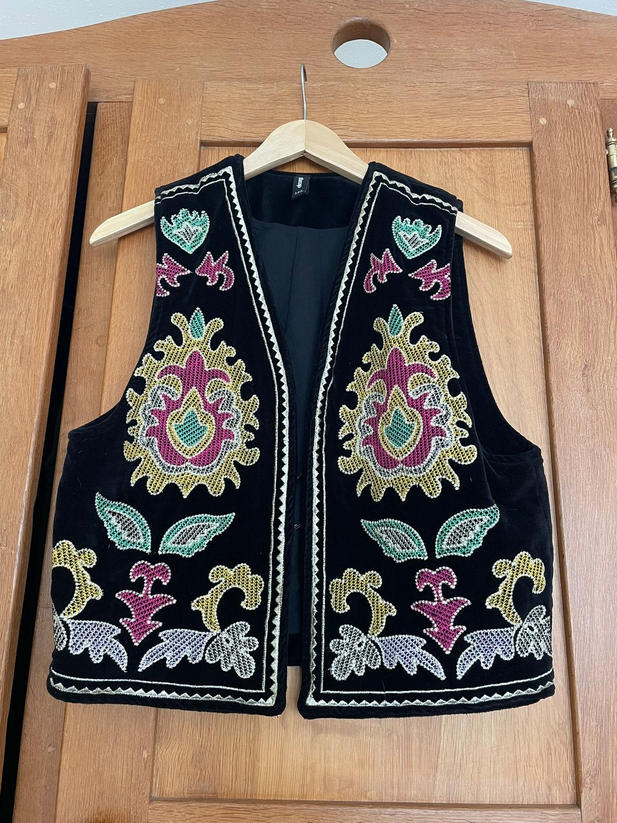 Eksept zwarte gilet van velours met borduurwerk, Kleding | Dames, Bodywarmers, Ophalen of Verzenden, Zo goed als nieuw, Maat 38/40 (M)