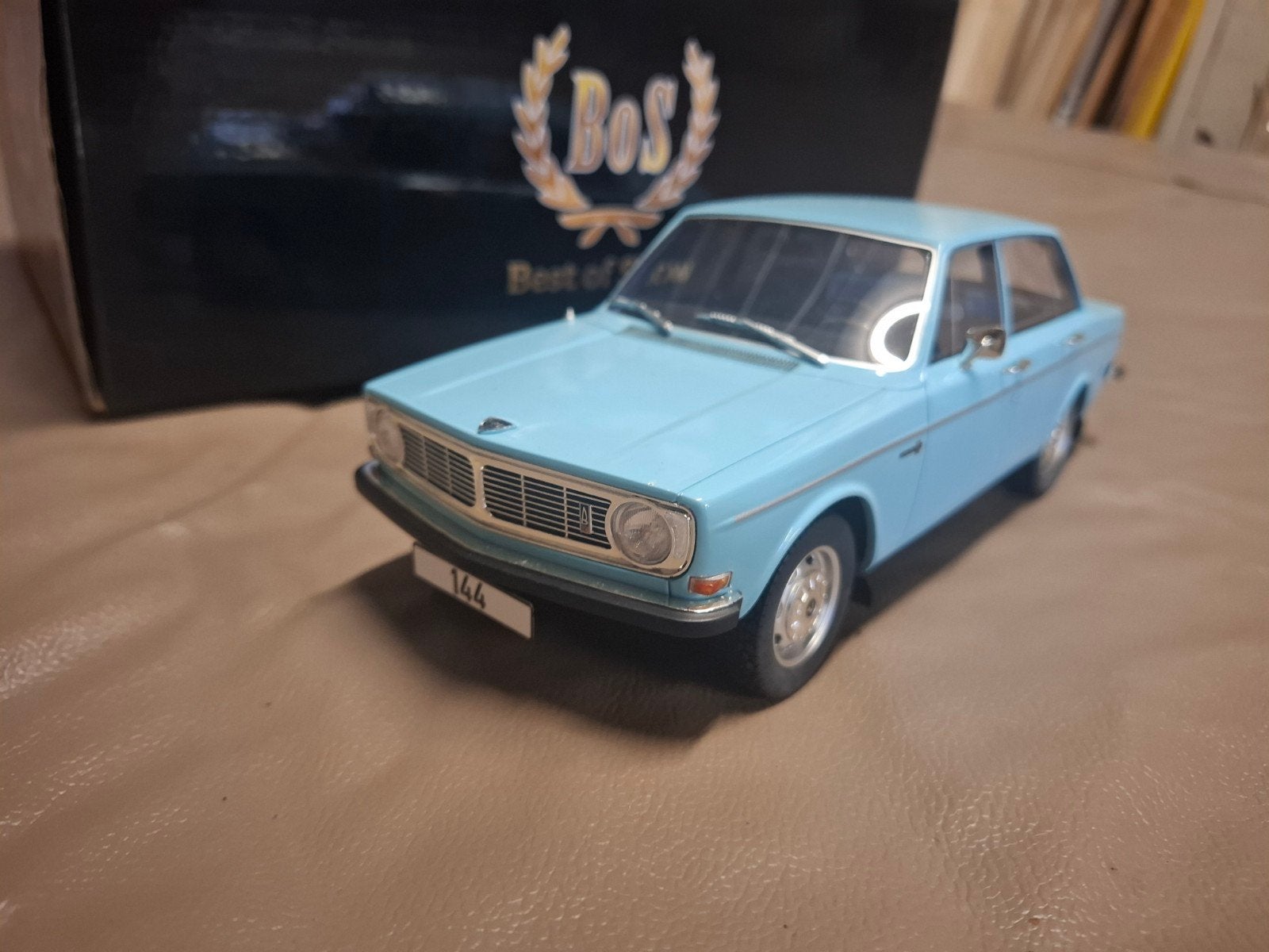 BOS 1:18 Volvo 144 met doos, Ophalen of Verzenden, Zo goed als nieuw, Auto, Overige merken