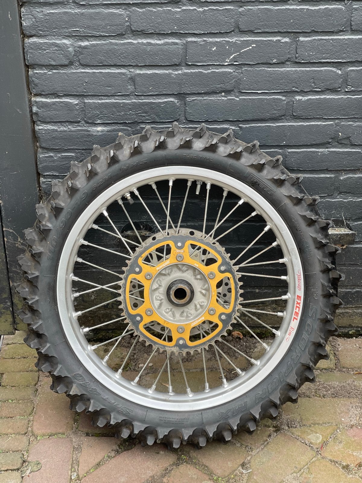 Takasago Excel wiel met 110/90/19 Scorpion band, Motoren, Ophalen of Verzenden, Gebruikt