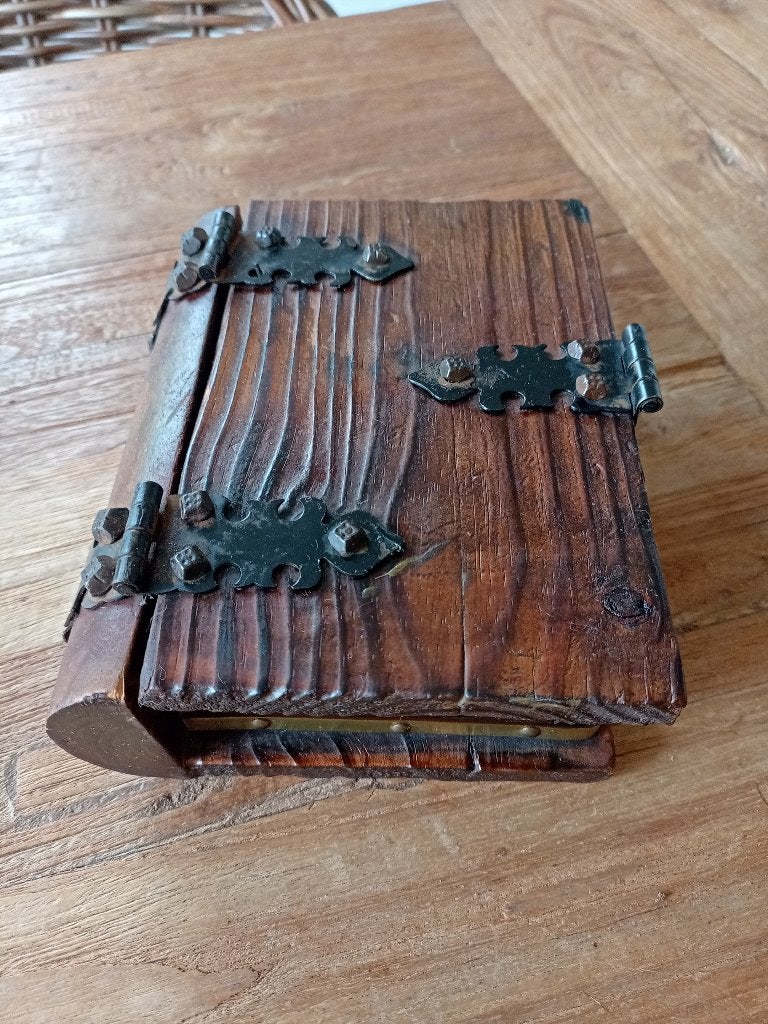 mooi houten kistje met zwart beslag boekvorm, Ophalen of Verzenden, Zo goed als nieuw