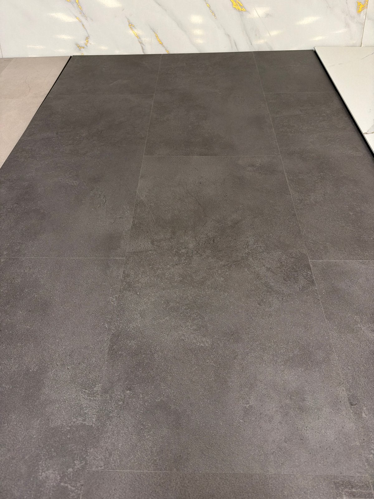 NIEUWE PVC klik tegels - Concrete Dark, Ophalen, Nieuw, 50 tot 75 m², Overige typen