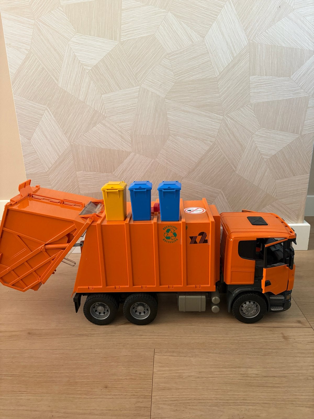 Bruder Scania vuilniswagen met 3 afvalbakken, Ophalen, Zo goed als nieuw