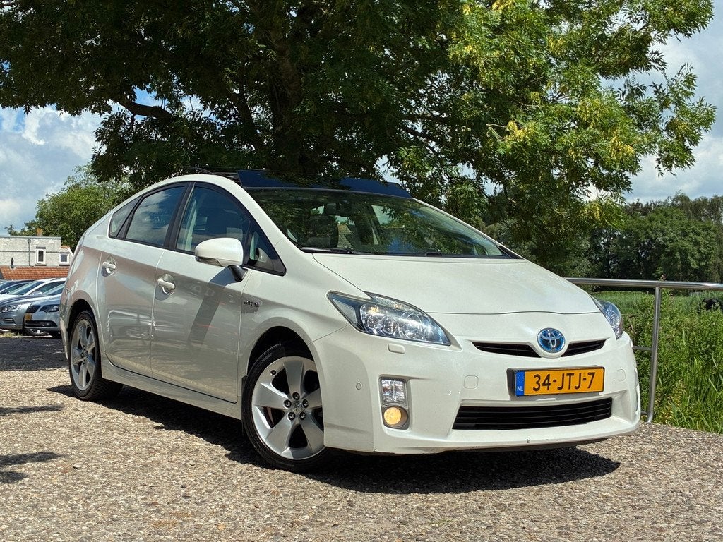 Toyota Prius 1.8 Dynamic | Solar roof + Pano + Xenon + Navi, Auto's, Toyota, Gebruikt, 4 cilinders, Alcantara, Wit