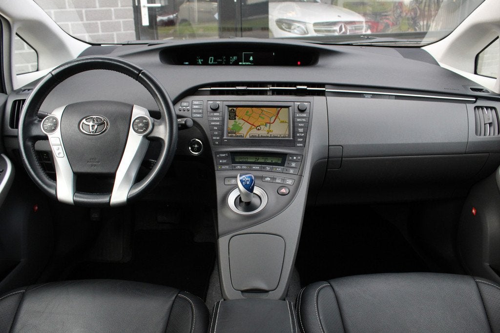 Toyota Prius 1.8 Dynamic / Leer / HUD / JBL / Camera / N.A.P, Auto's, Toyota, Gebruikt, Zwart, 4 cilinders, Wit
